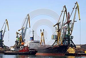 Ship and lifting tap in seaports