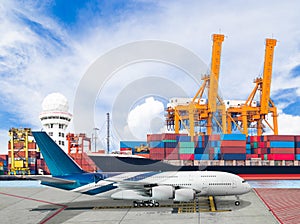 Ship loading container with transport plane for logistic import