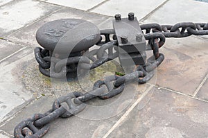 Ship mooring by galvanized ship chain and shackle