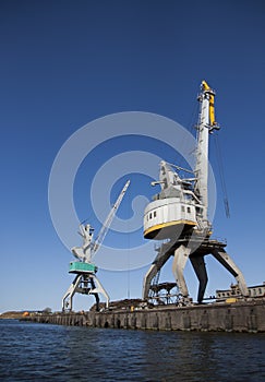 Ship port with drive cranes