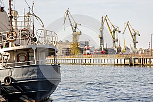 Ship and shipyard cranes