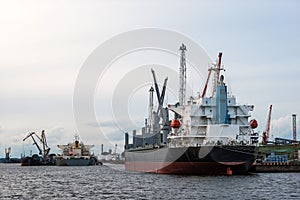 Ship transshipment of the port channel.