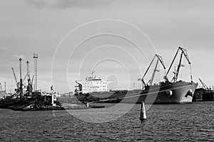 Ship transshipment of the port channel.