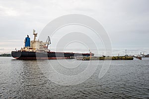 Ship transshipment of the port channel.