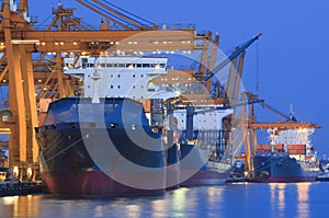 Ship yard with heavy crane