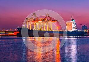 Transporte puerto. logística a de internacional envase carga barco cargando o descarga de acuerdo a grua 
