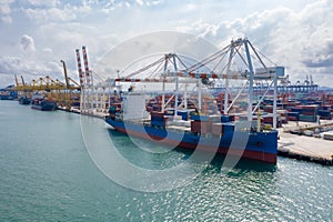 Shipping port and shipping containers with crane