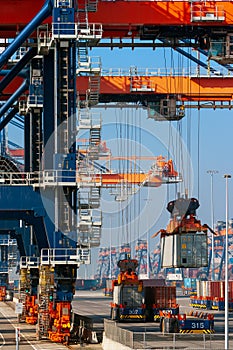 Shipping sea container gantry crane port