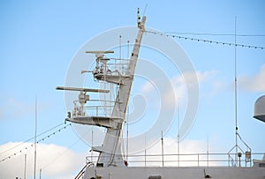 Ships antenna and navigation system in a sky