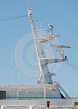 Ships antenna and navigation system in a sky