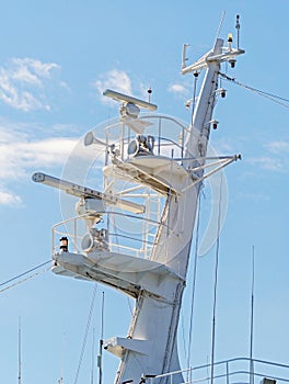Ships antenna and navigation system in a sky