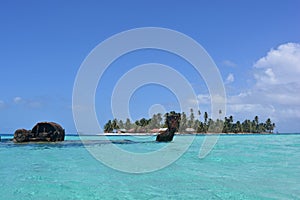 Shipwreck in San Blas archipelago, PanamÃ¡