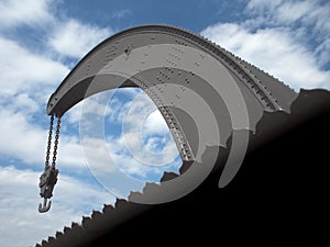 Shipyard crane with chain and hook