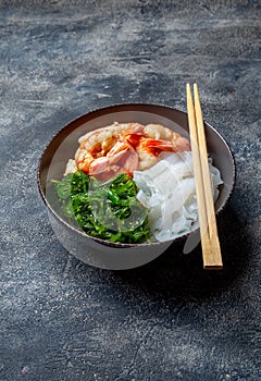 Shirataki noodles, shrimps and seaweed chuka bowl. Healthy low carbs, low calories lanch