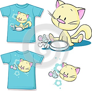 Shirt printed - Cute kitten sitting next to dishes of milk watches mouse