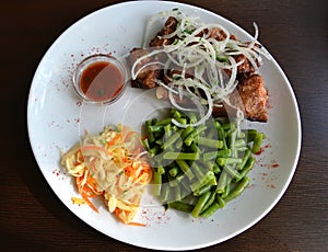 Shish kebab with a garnish of fresh vegetables and string bean