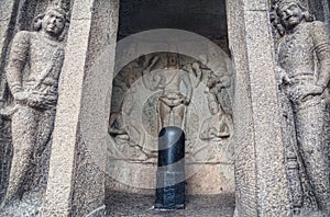 Shiva lingam in Mamallapuram cave