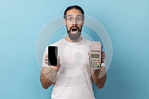 Schockiert Glücklich mann Besitz a handy mobiltelefon telefon leer Anzeige Werbung 