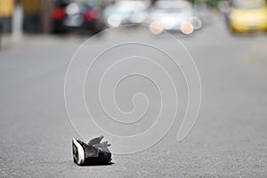 Zapato sobre el calles carros en después accidente 