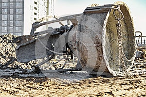 Shoe for supplying concrete. A device for supplying concrete with a crane or loader during the construction of a foundation.