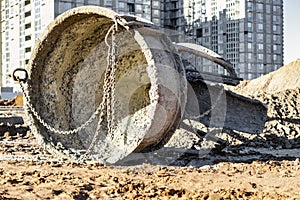 Shoe for supplying concrete. A device for supplying concrete with a crane or loader during the construction of a foundation.