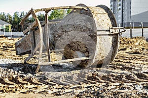 Shoe for supplying concrete. A device for supplying concrete with a crane or loader during the construction of a foundation.