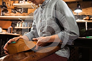 Zapatero en taller creación calzado 