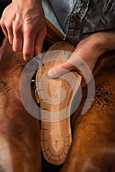 Zapatero en taller creación calzado 