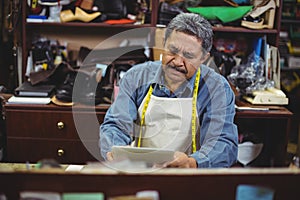 Shoemaker using digital tablet