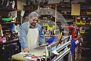 Shoemaker using digital tablet
