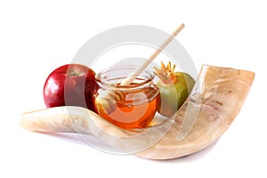 Shofar (horn), honey, apple and pomegranate isolated on white. rosh hashanah (jewish holiday) concept . traditional holiday symbol