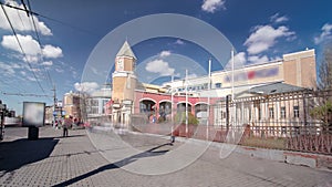 Shopping centre and cars on Zemlyanoy Val street