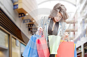 Compras una mujer en centro comercial 