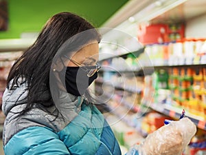 Shopping woman with protective mask