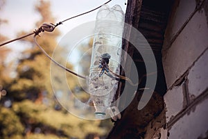 Short-circuit protection by means of a plastic bottle