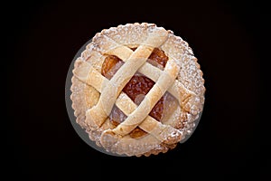 Short pastry tartlet with marmalade.