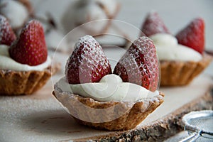 Short-sleeved tarts with whipped cream and fresh strawberries