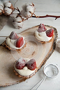 Short-sleeved tarts with whipped cream and fresh strawberries