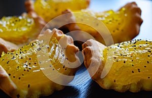 Shortbread cakes with lemon jam.