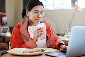 Fornire sul prendere vero pranzo rompere. da giovane una donna alunno computer portatile mentre lo studio sul Università 