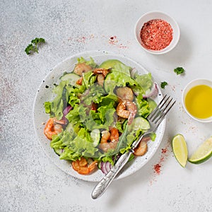 Shrimp and fresh vegetables salad