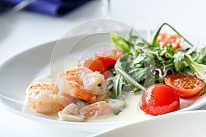 Shrimps salad with tomatoes