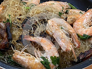 Shrimps with vermicelli and vegetables