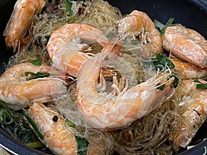 Shrimps with vermicelli and vegetables