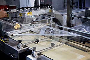 Shrink film wraping machine