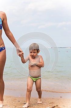 Poco ragazzo madre rimuove il mare 