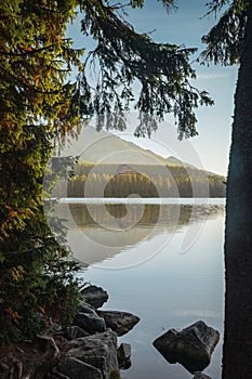 Shtrbske Pleso, Slovensko, Evropa. Klidné podzimní ranní světlo. klidná nálada