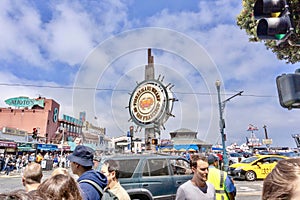 Fishermans wharf sign with tourists