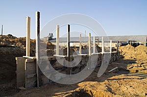 Shuttering of wood for the construction of the building foundation