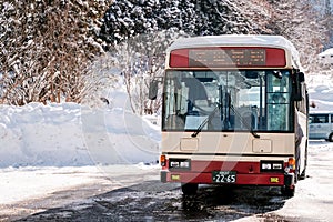 Shuttle bus for tourists There is a chain on the wheel. To prevent the flow on the road.